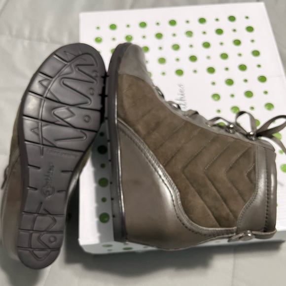 EARTHIES Womens Suede Wedge Ankle Boot, Size 8.5 - Picture 4 of 8